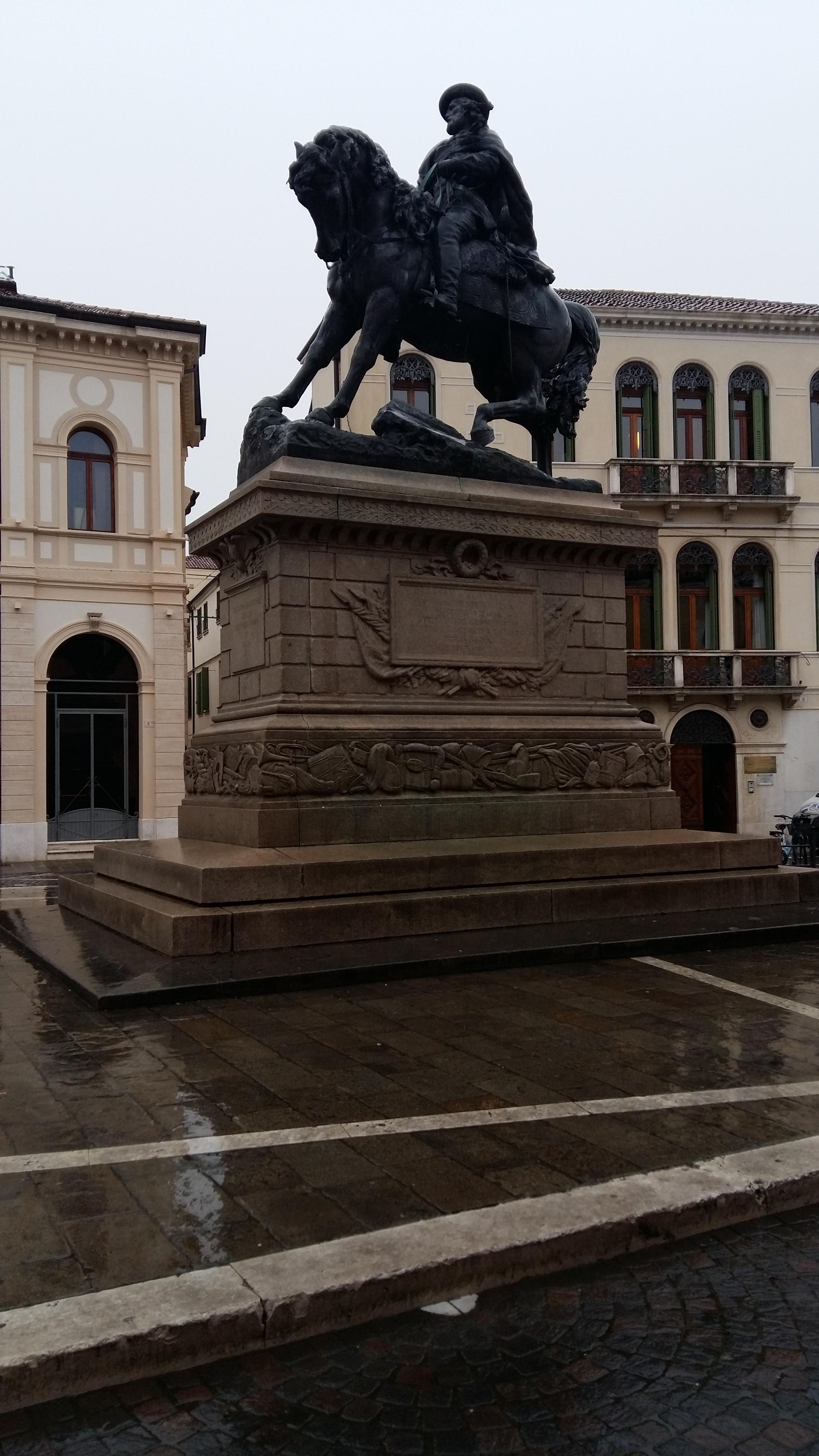 이탈리아 로비고 기마 석상