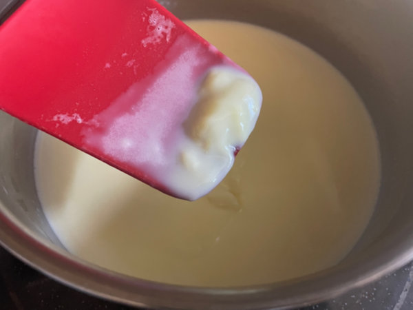 커스터드 크림을 계속 젓다보면 덩어리가 생김