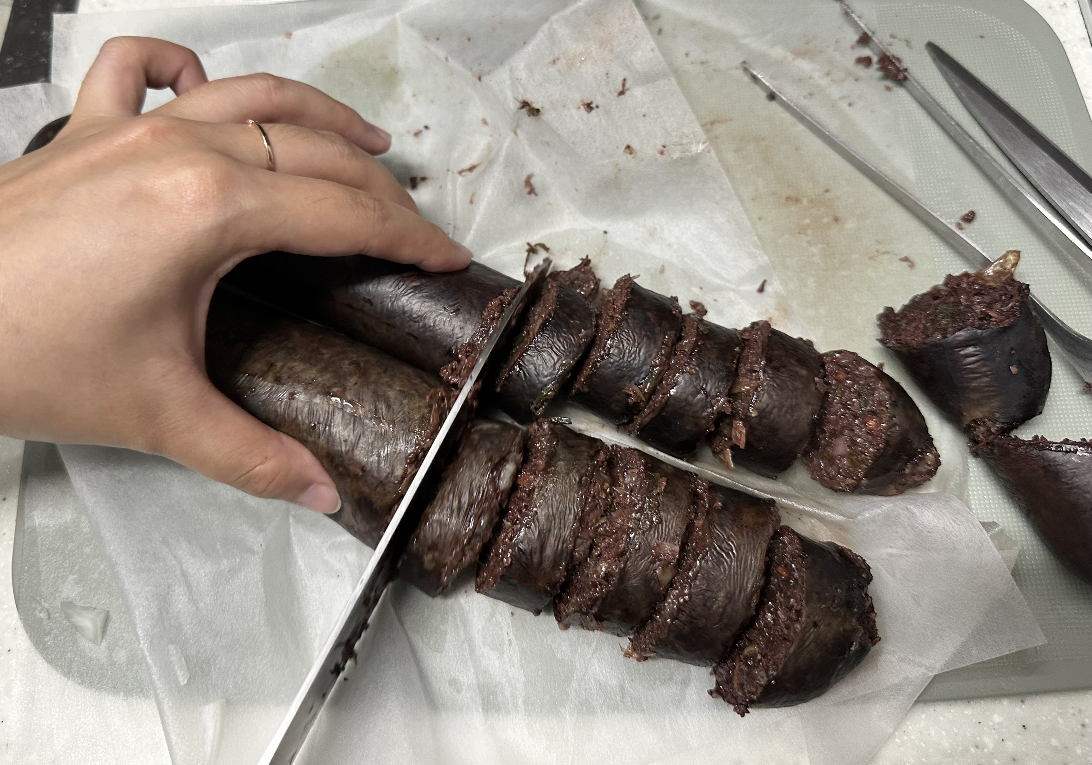 피순대 자르는 모습