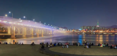 야외 공연 모습의 사진