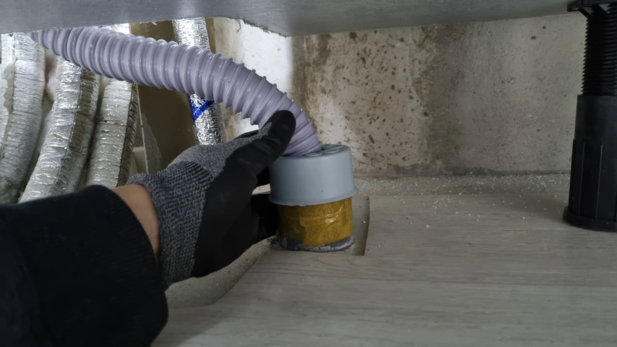 배수관 빼는 모습