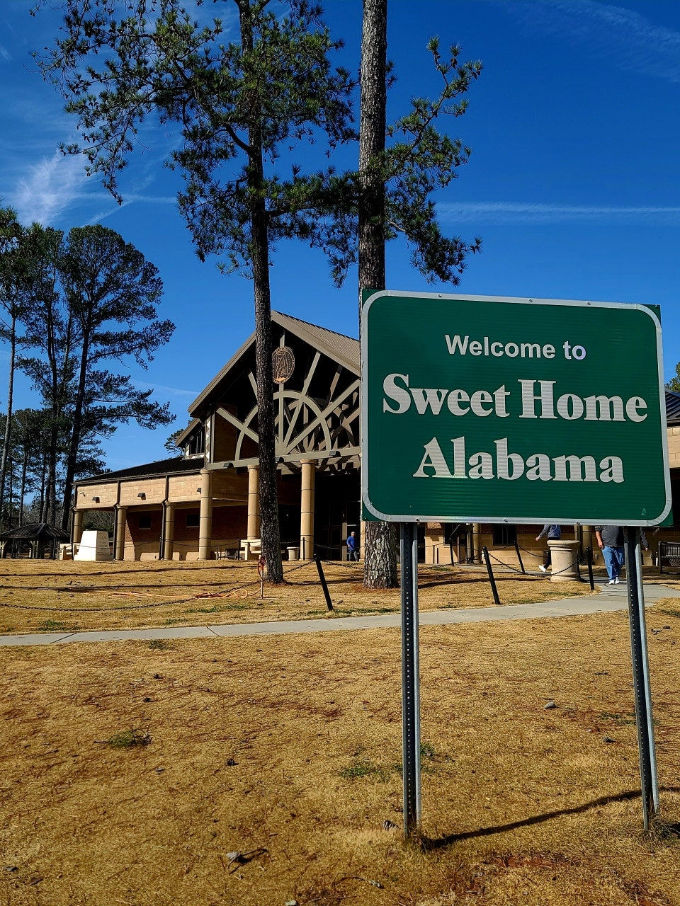 Welcome to Sweet Home Alabama라고 적혀있는 표지판이 보이는 사진이다.
