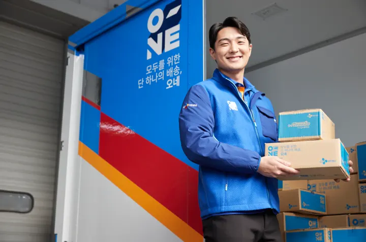 CJ대한통운 택배기사와 차량