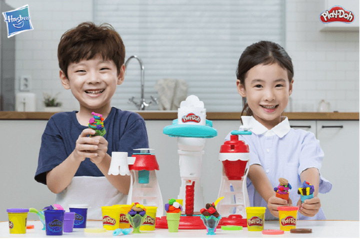 플레이도우를 갖고 노는 어린이 2명