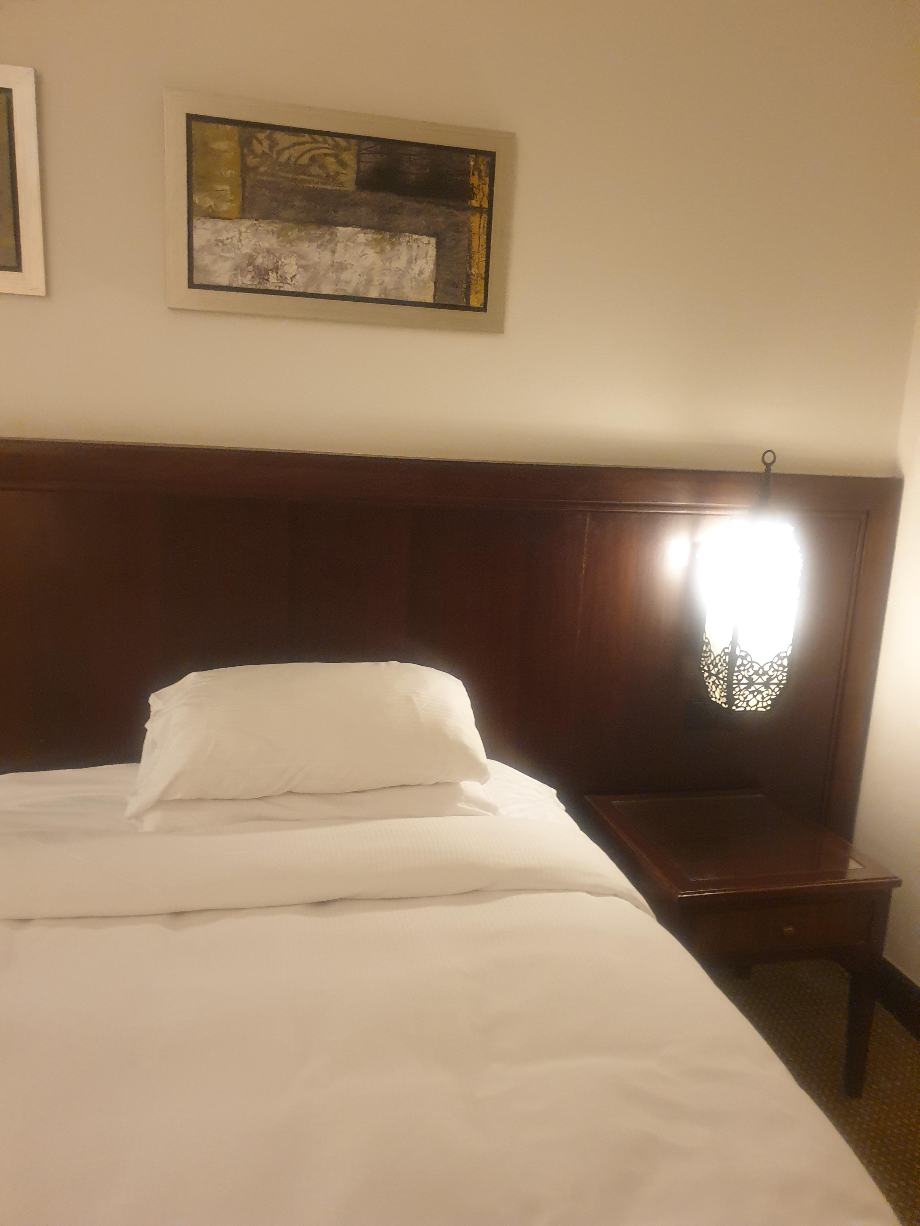 힐튼호텔 객실 침대