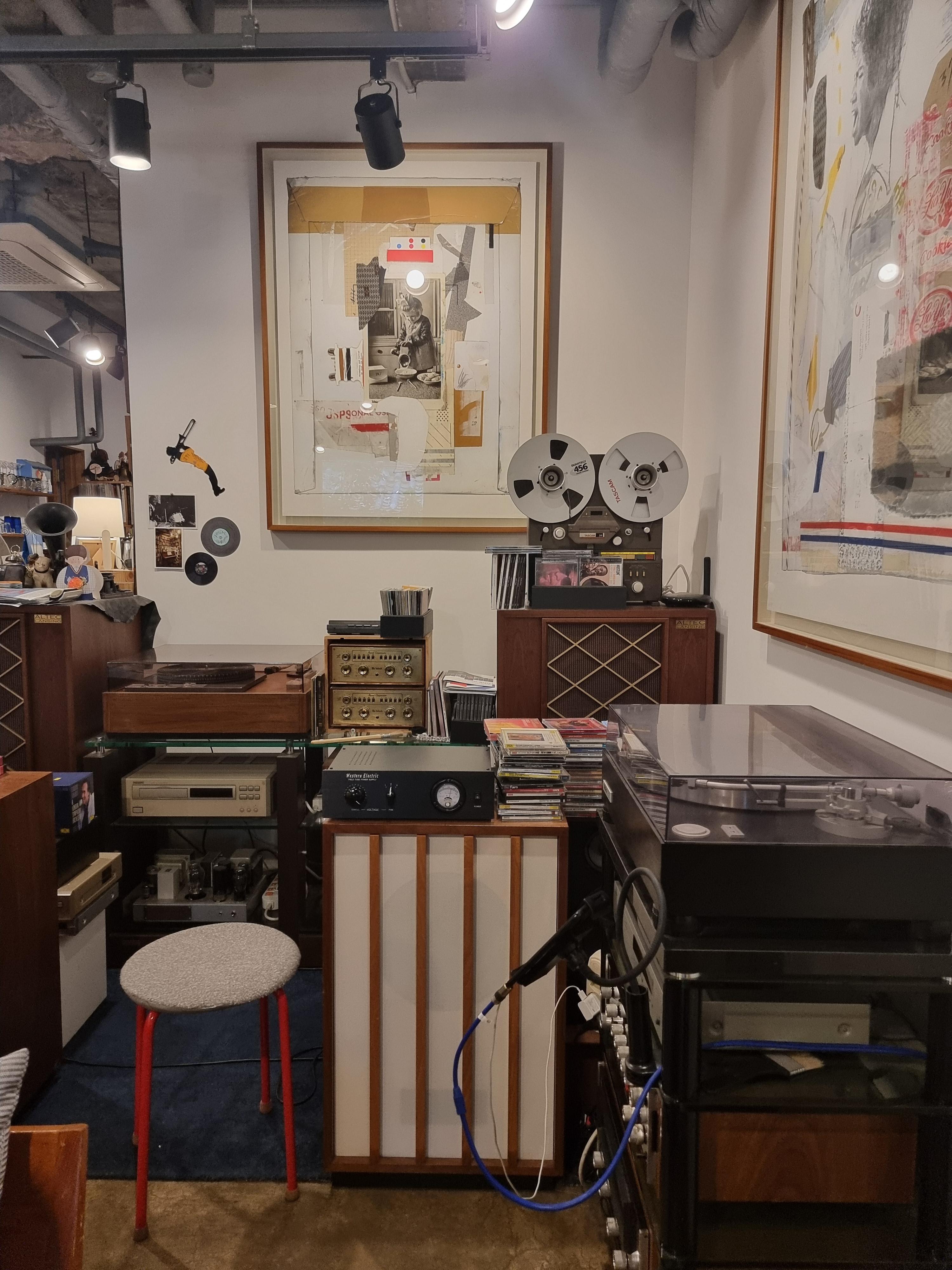 카페-내부-벽면-액자-작품-대형-스피커-턴테이블-오디오-기기들