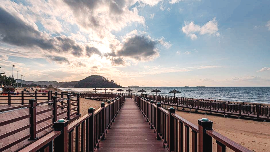 메인 키워드: 해돋이 명소, 한국 해돋이 추천, 해돋이 여행지 서브 키워드: 강릉 정동진 해돋이, 포항 호미곶 일출, 성산 일출봉 새해맞이, 간절곶 해맞이, 동해안 일출 여행