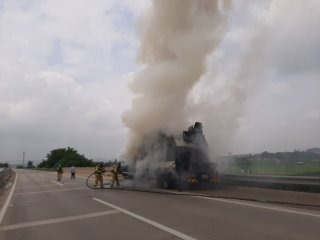 차량 폭발로 대형 화재 번져
