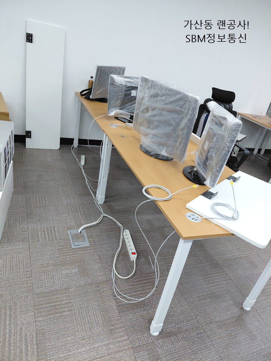 각 책상 구멍으로 랜선이 깔끔하게 올라와 있고 바닥에는 어떠한 지저분한 선도 보이지 않는 쾌적한 사무실 모습