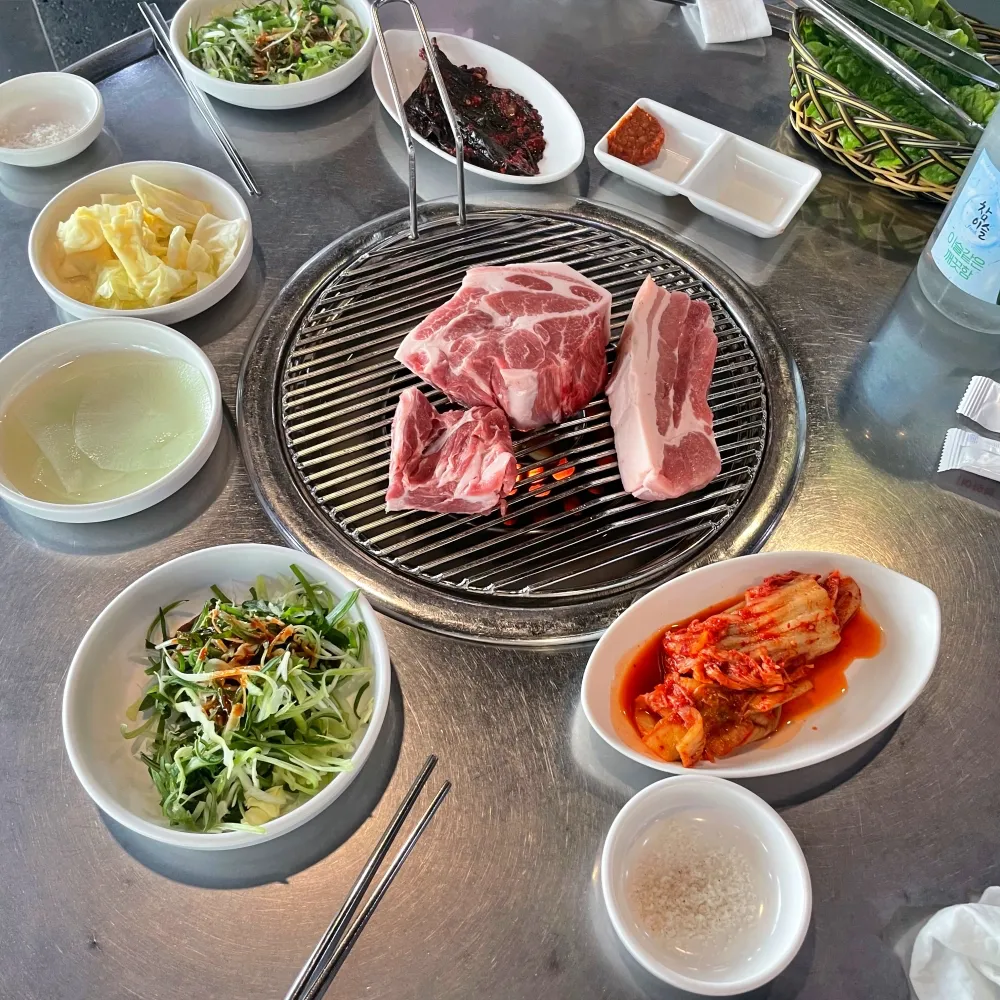 주문한 고기와 밑반찬 사진