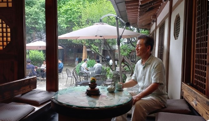 인사동 전통찻집을 찾아 여유로운 시간을 보내고 있는 50대 은퇴남