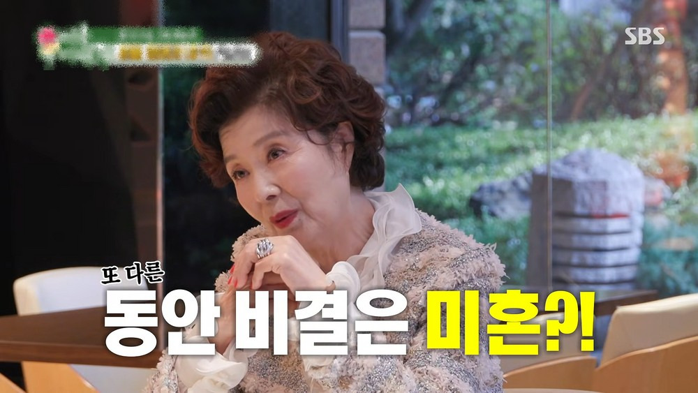 윤미라 동안 비결을 밝히는 모습