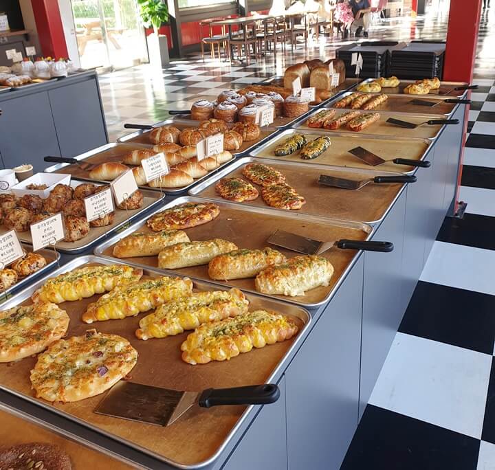 백운당제빵소의-다양한-피자빵-종류가-가지런히-진열돼있다