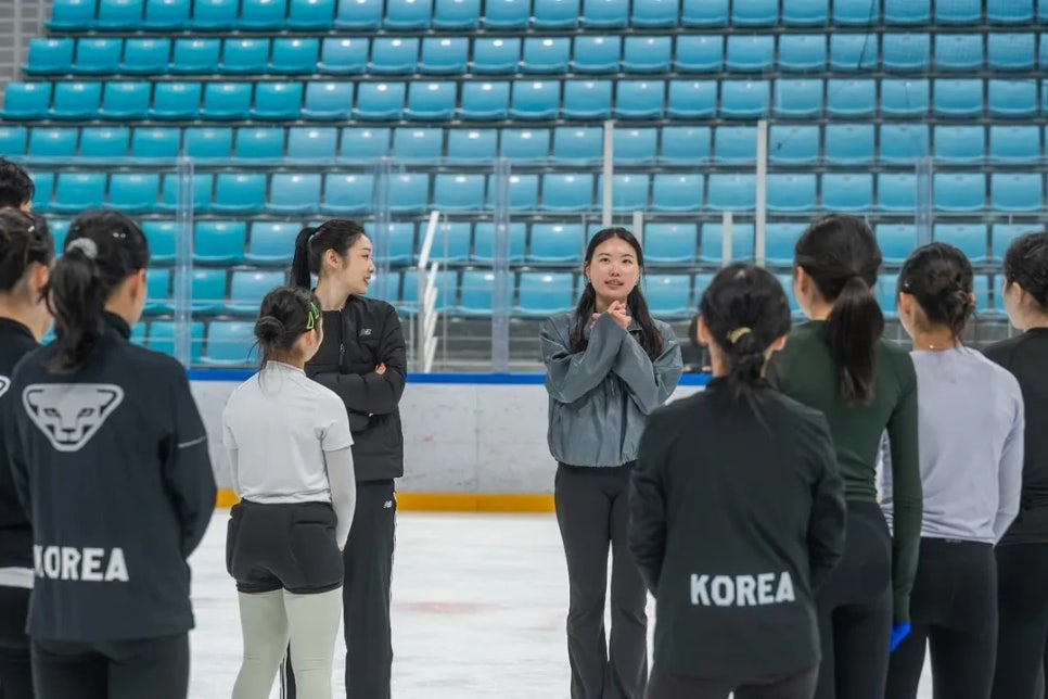 뉴발란스 스포츠웨어를 착용하고 후배의 피겨 스케이팅 동작을 직접 지도하는 김연아