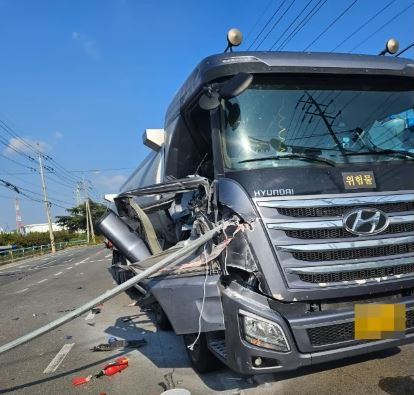 앞서 가던 트럭 적재함 속 파이프에 부딪혀 큰 사고를 당할 뻔한 운전자 사연이 전해졌다. 사진은 파이프와 부딪힌 파손한 운전자 차량. [사진=유튜브 '한문철 TV']