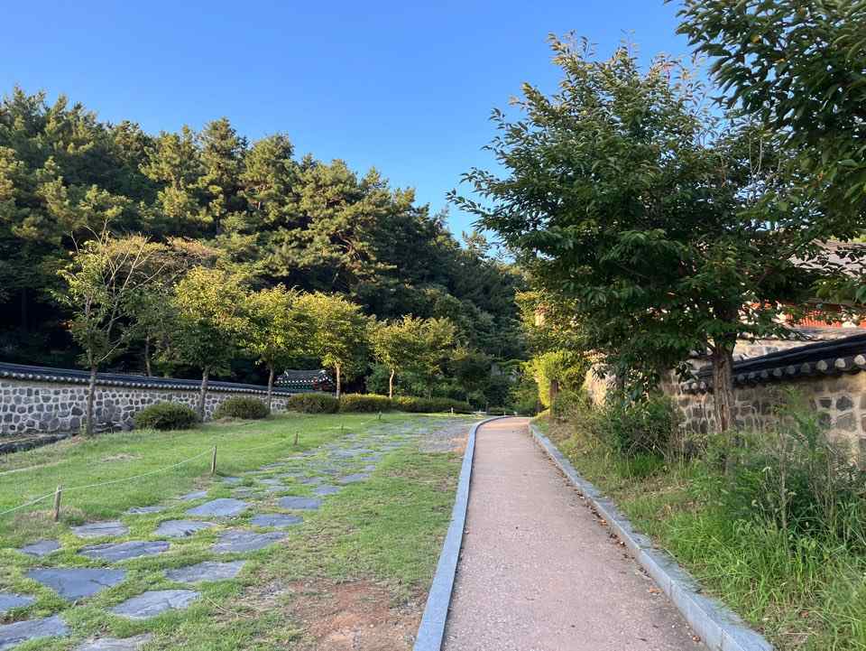 우암사적공원 산책로