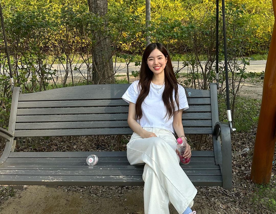 진세연 흰티에 바지만 걸친 미모