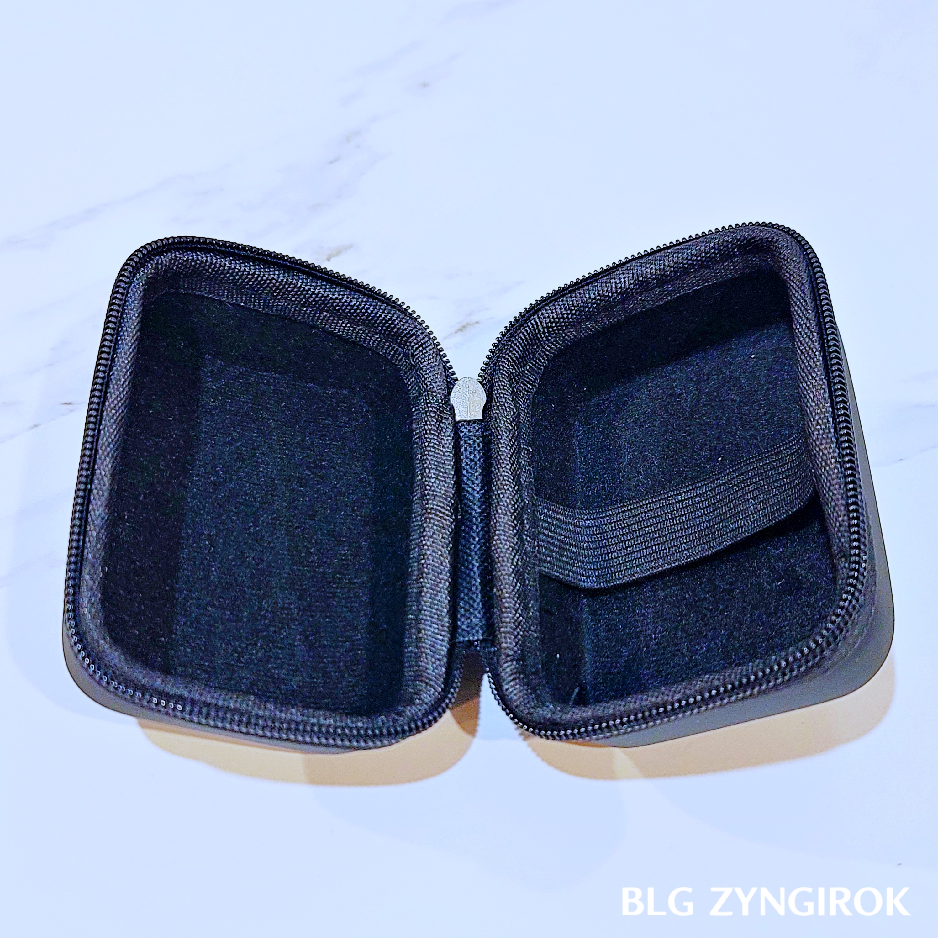 슈피겐 여행용 어댑터 - 파우치 모습이다.