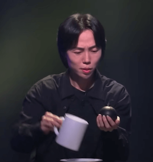 DK 마술사가 컵에서 나온 폭탄을 보고 놀라고 있다.