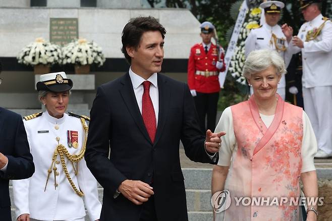 SNS 타마라모휘니 주한캐나다대사 두루마기 한복 황이슬 한복디자이너