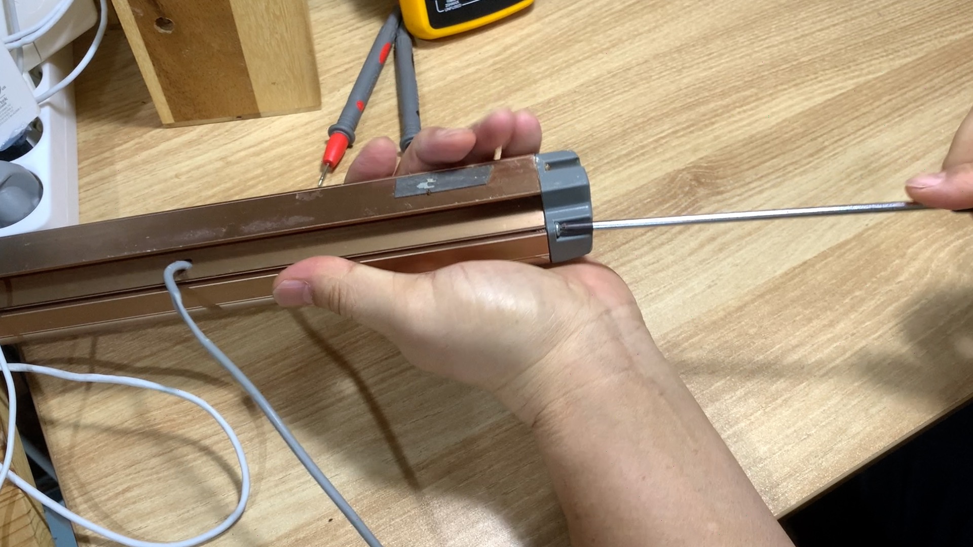 보이는 나사를 제거