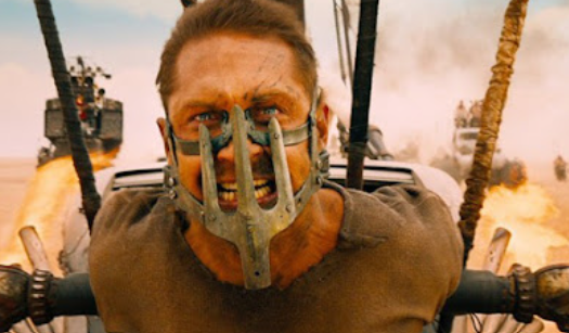 톰 하디 매드맥스 영화 중의 한 장면