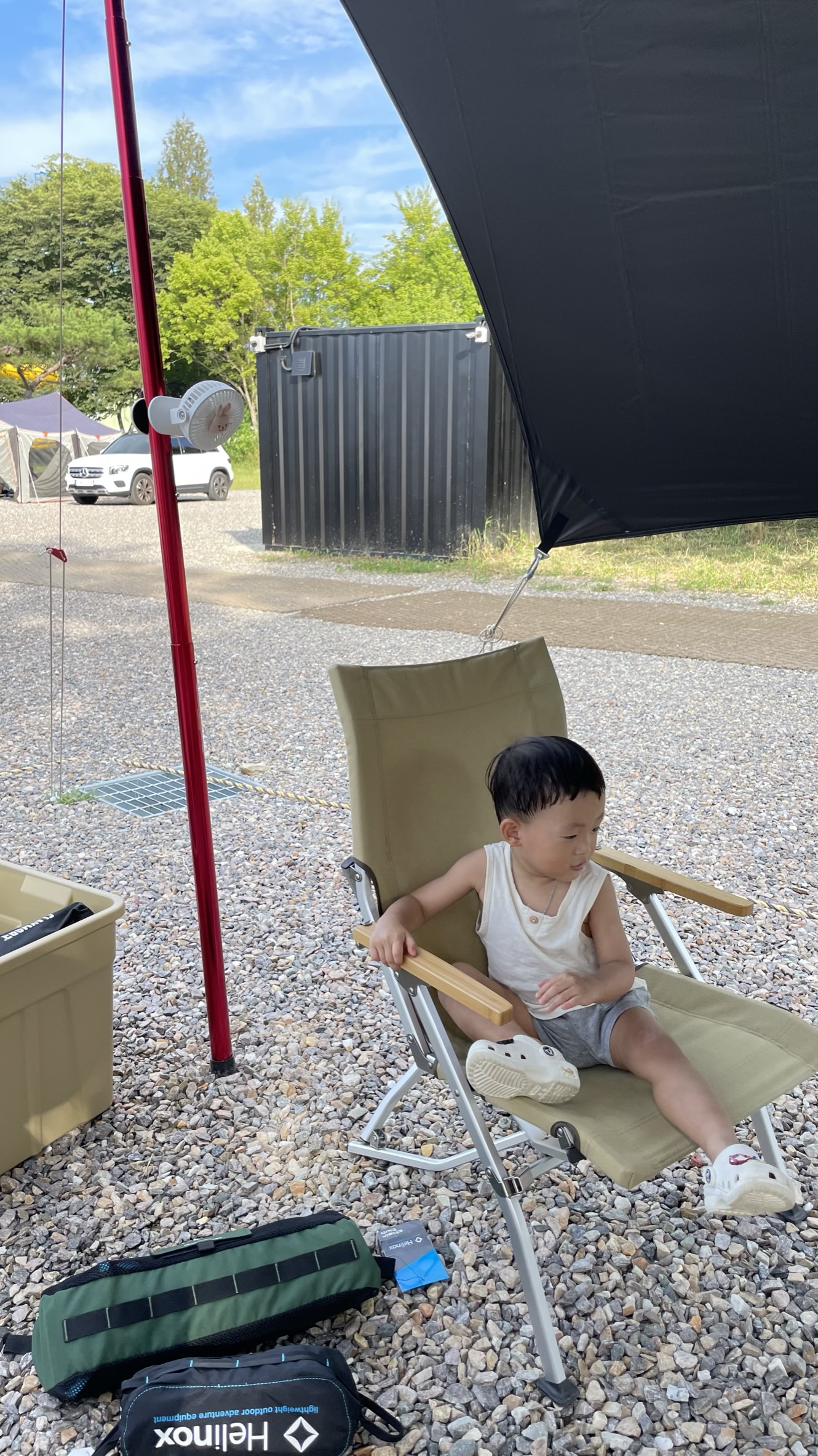 해브펀캠핑어라운드_텐트 맘에들어하는 아들캠핑의자에서 쉬는 중