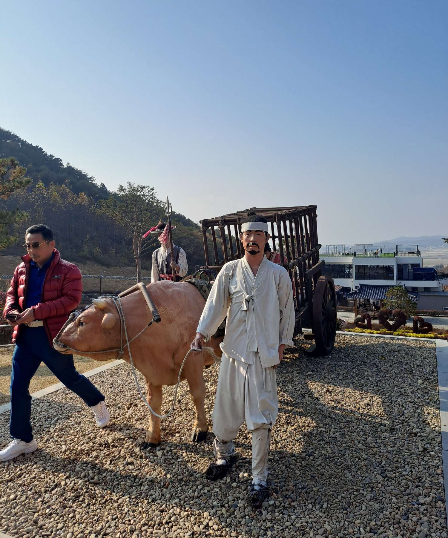 수레를 끄는 소와 남자