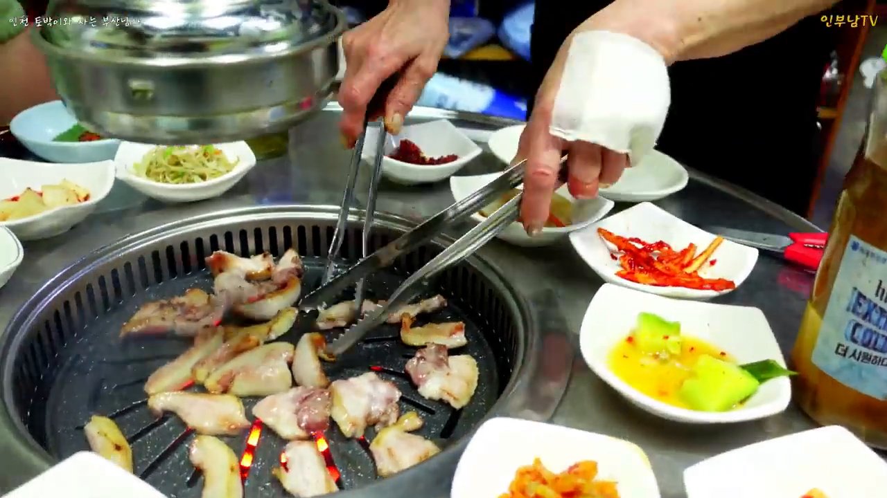 불판 위에서 뒷고기를 굽는 모습