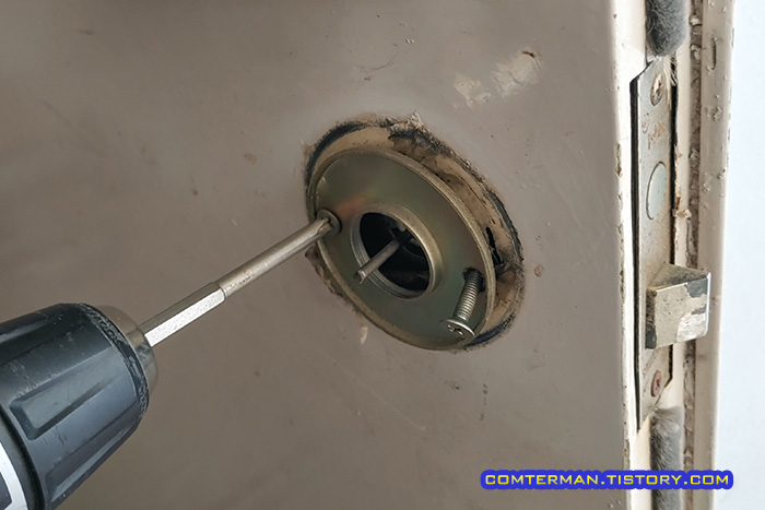 현관 손잡이 부착판 분리