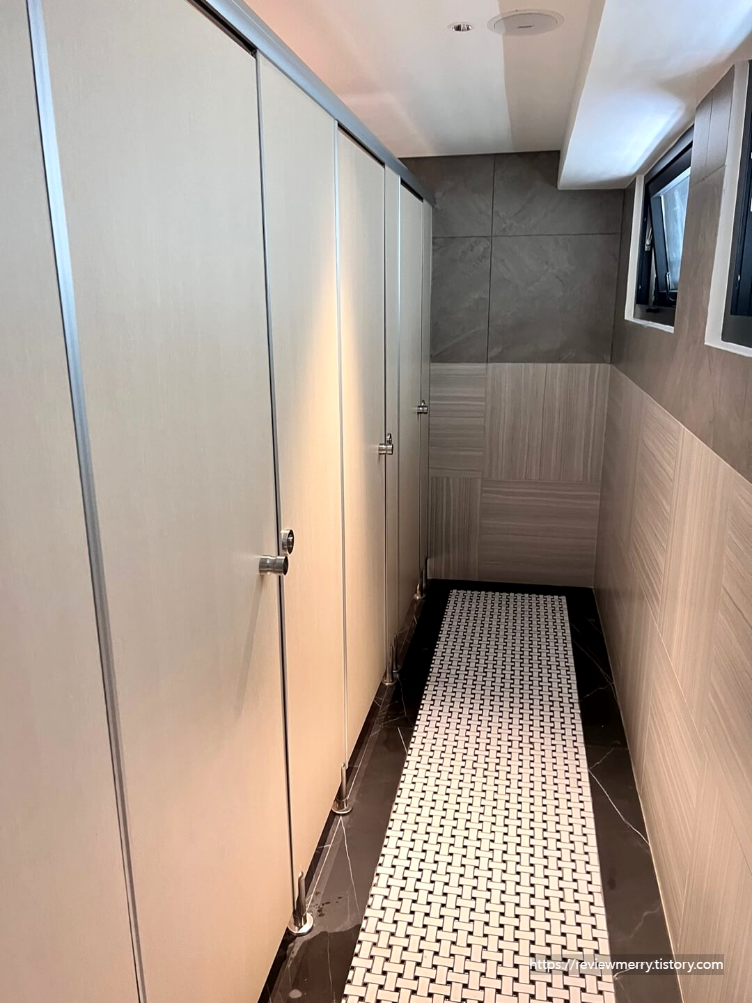 옥상 샤워실 내부