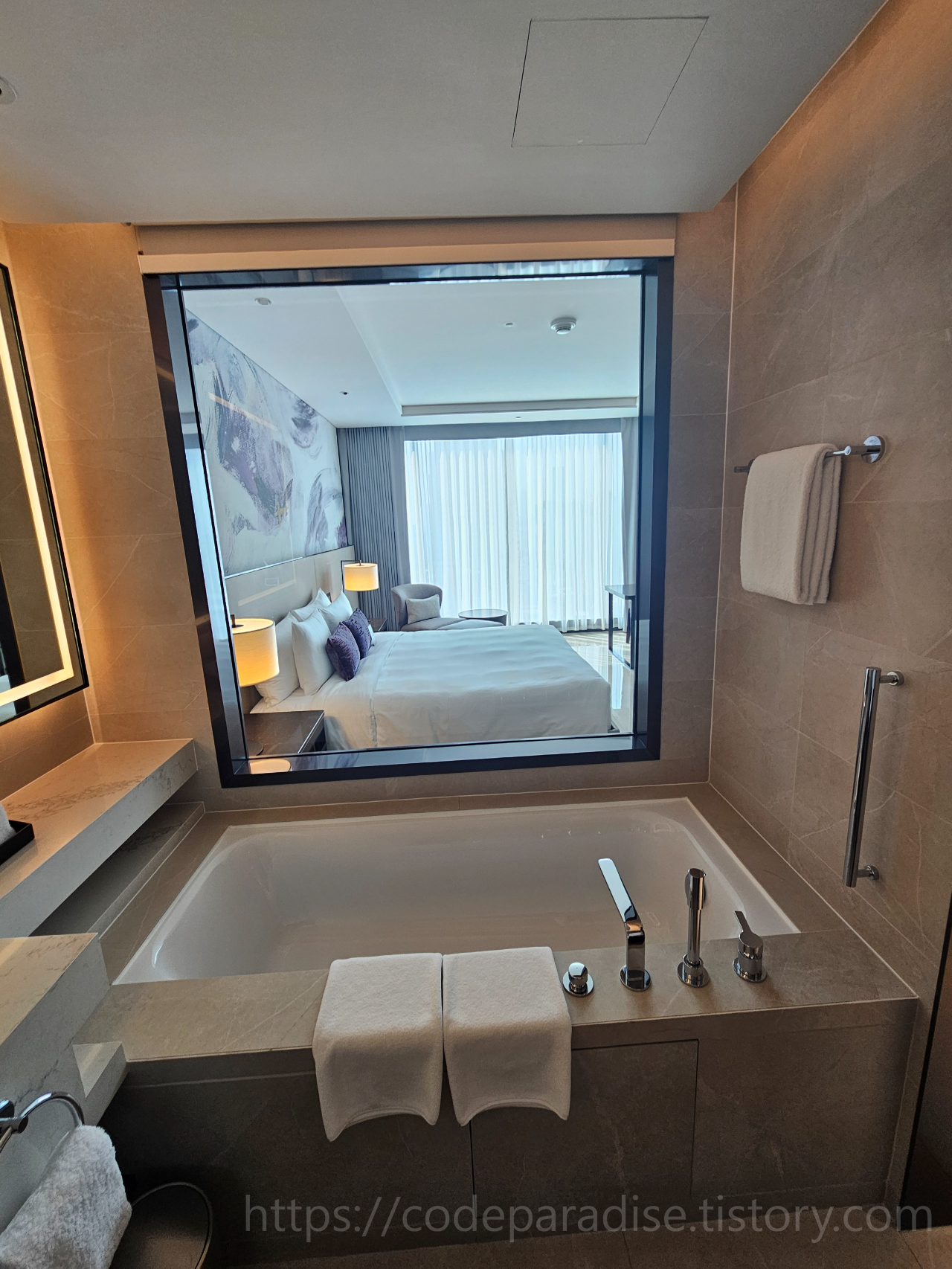 ํธํ
์ฌ์ง