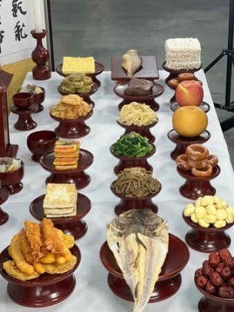 제사상을-세로로-본-모습-조율이시-홍동백서-어동육서가-잘-지켜진-제사상