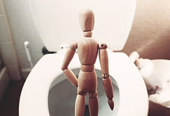 소변-보는-인형