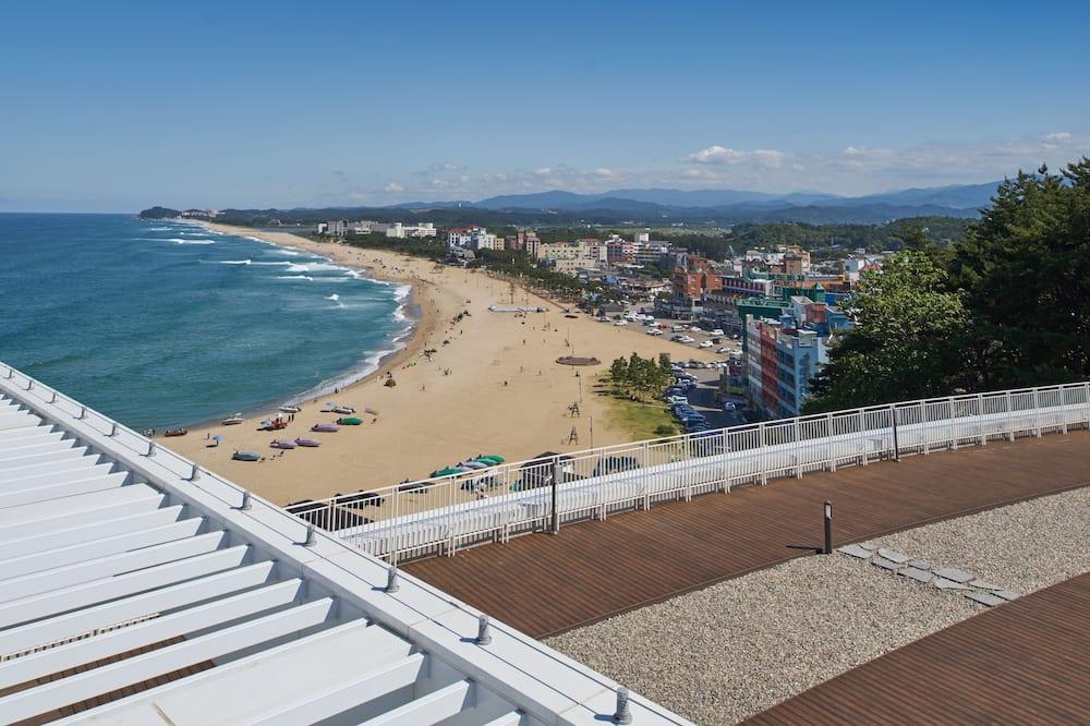 위에서 내려다본 바다 전경