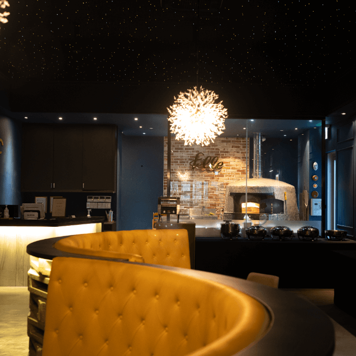 어두운-조명-레스토랑