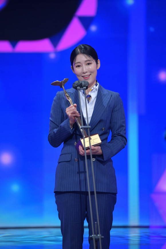방송인 사유리가 25일 오후 서울 여의도 KBS에서 열린 &#39;2021 KBS 연예대상&#39;에서 리얼리티 베스트엔터테이너상을 수상한 후 수상소감을 전하고 있다. [사진=KBS]