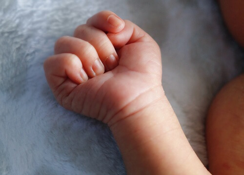 아기들은 왜 주먹을 꽉 쥐나요
