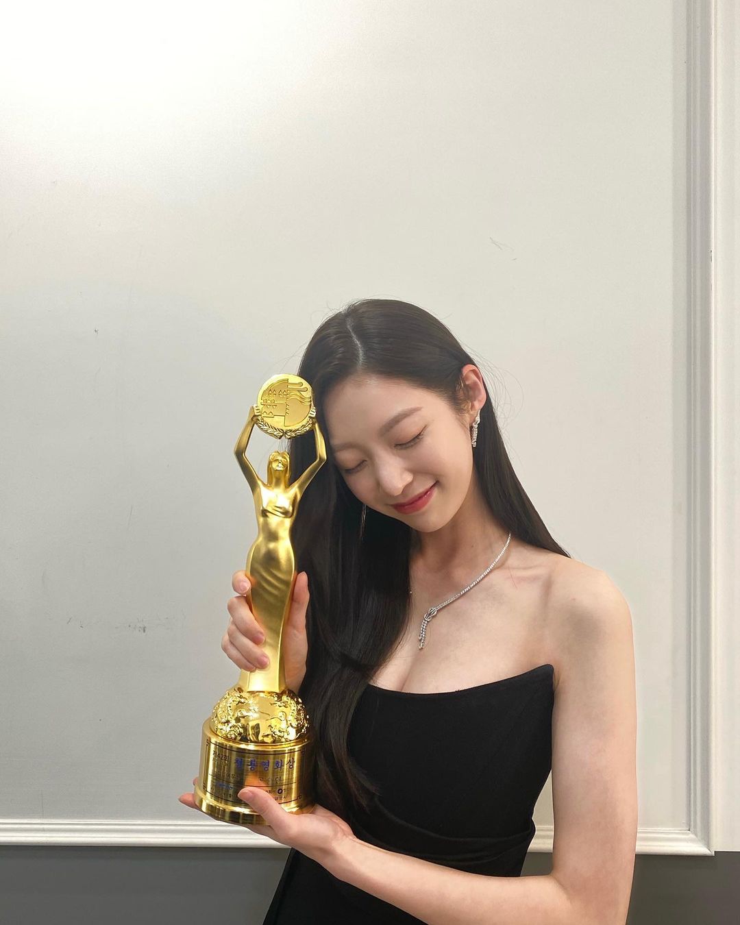 공승연의 아찔한 블랙드레스 