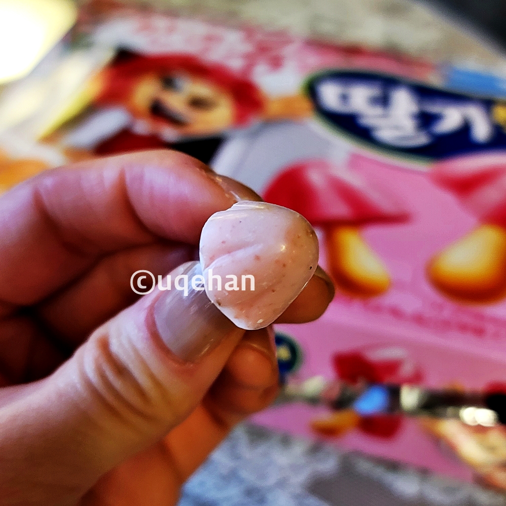 오리온 안녕,봄 딸기 송이의 과자를 손에 들고 있다.