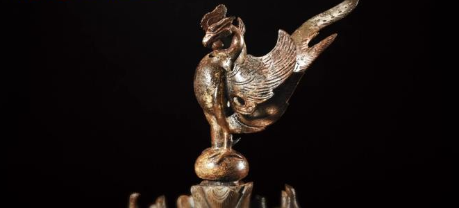  봉황이 턱에 끼고 있는 구슬 