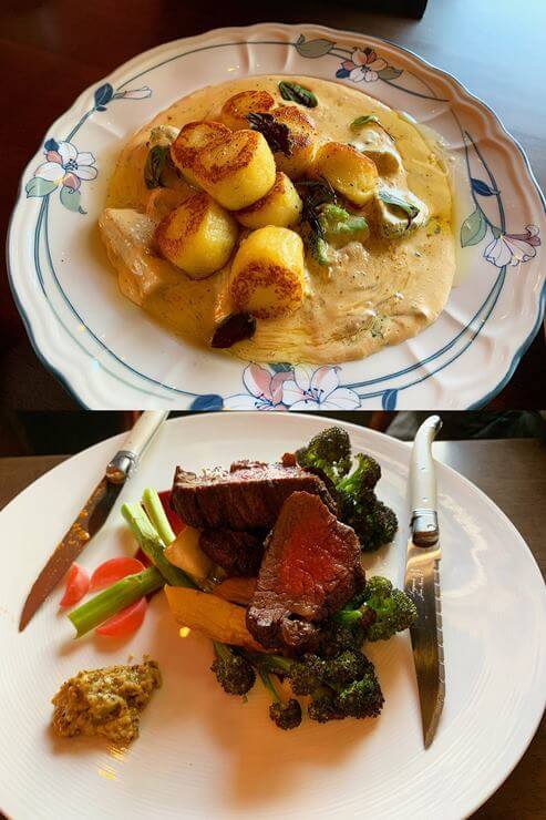 위 사진은 꽃무늬 접시에 담긴 감자뇨끼이다. 노란 소스 위에 감자 뇨끼가 올려져 있다. 아래 사진은 하얀 접기 위에 있는 스테이크이다. 소고기 2 덩이 주변에 브로콜리, 아스파라거스가 있고, 양 옆에 나이트가 놓여있다