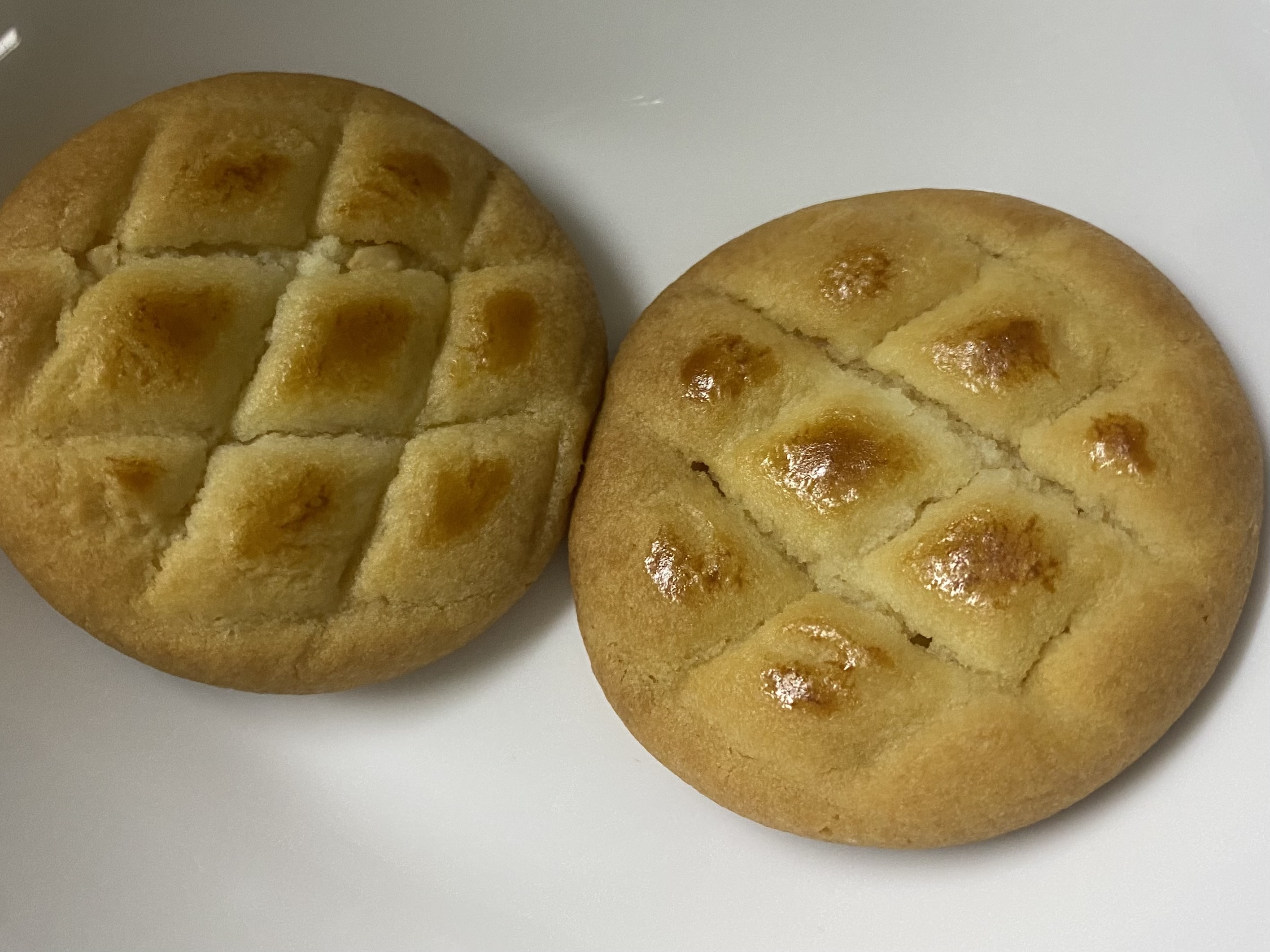 흰색 접시에 마가렛트 2개가 있는 사진입니다.