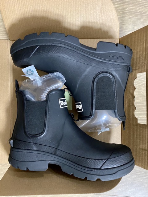가지런히_놓여있는_바버_레인부츠