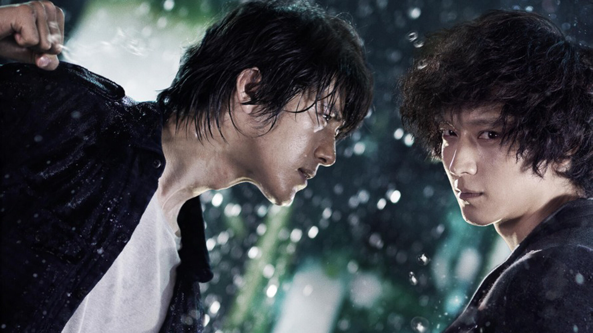 영화 초능력자에서 초인과 규남이 비를 맞으며 서로를 노려보는 장면, 통제와 저항이 충돌하는 긴장감의 순간