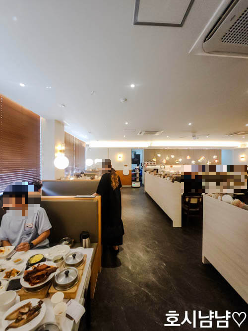 코다리덕장 실내 조명과 테이블 간격이 넓은 홀 전경