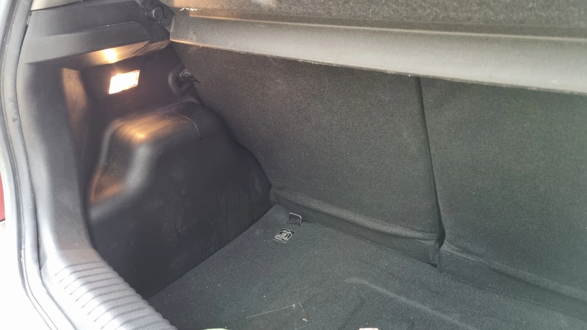 트렁크 조명 전구 교체 완료 모습