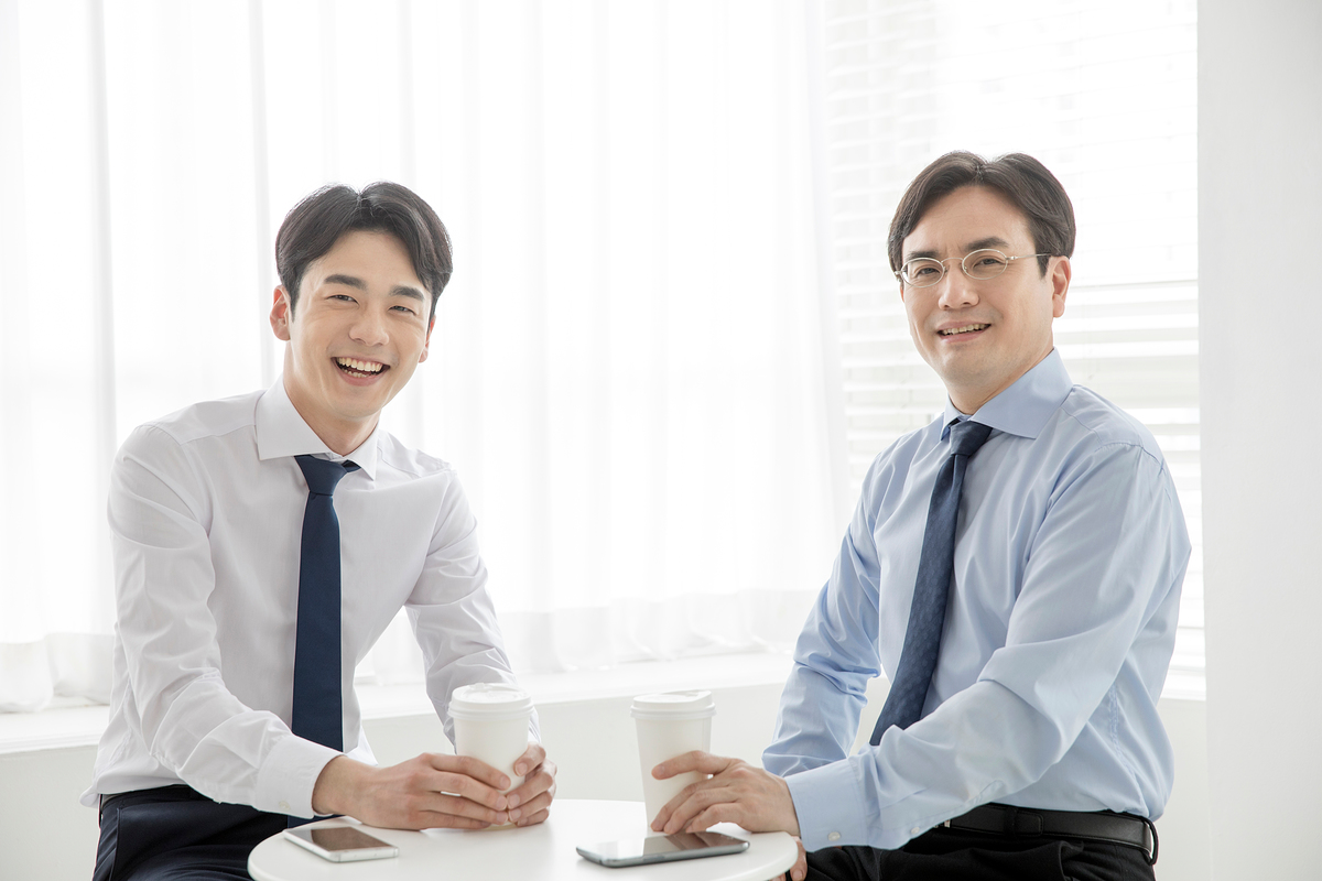 차상위계층 기준 웃으면서 바라보는 남자 직장인 2명