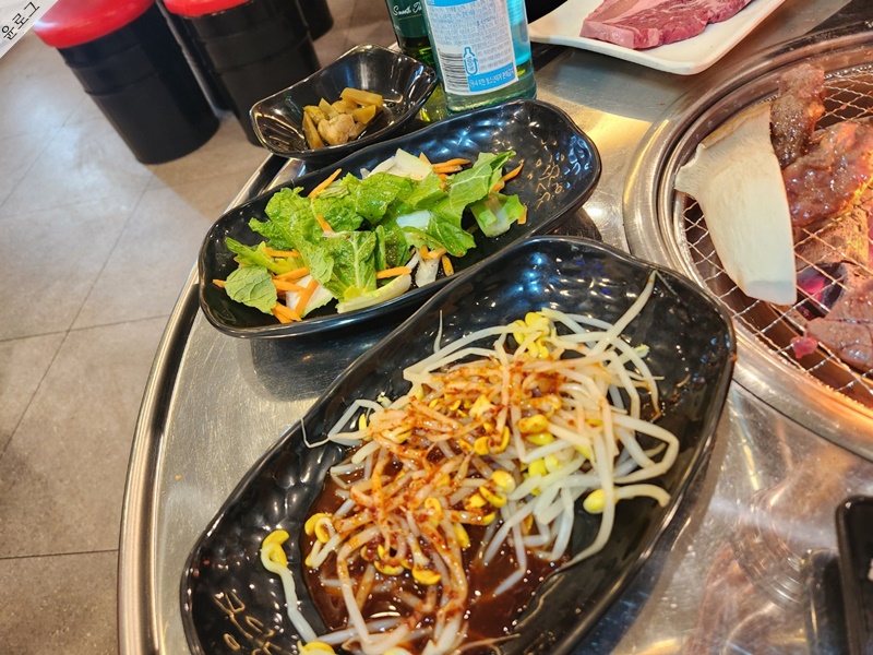 마장동 고기집(부산 범어사점) 기본반찬 세팅 모습