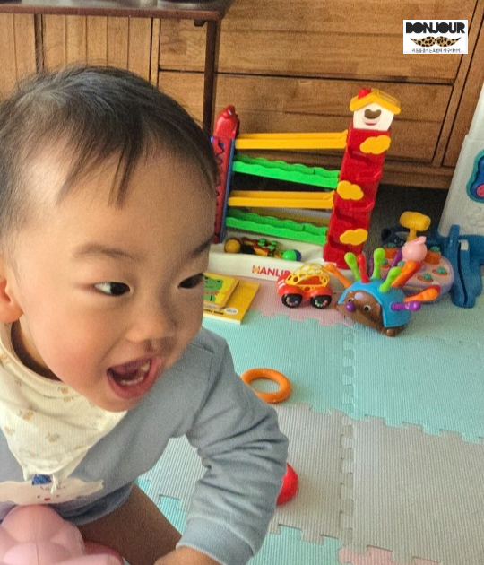 레일장난감 공을 올리기 시작한 아기